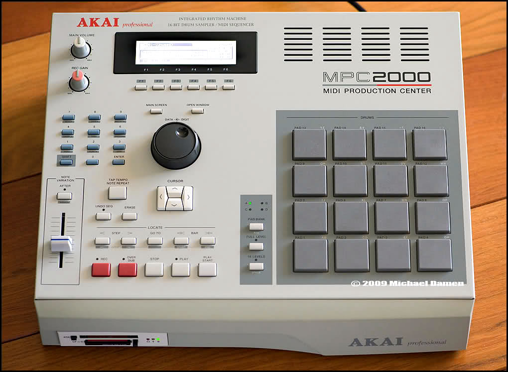 電源も確認してオッケーですAKAI MPC2000 - DJ機器